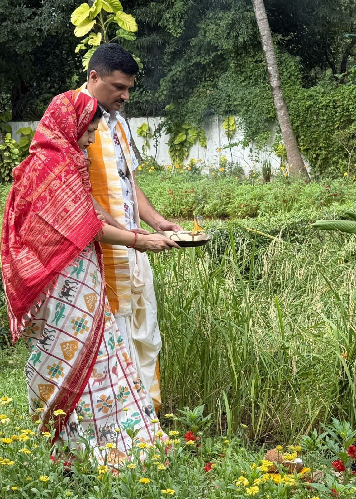 नुआखाई जुहार: प्रेरणादायी आईएएस दंपति उषा पाढ़ी और डॉ. अरविंद पाढ़ी ने अपनाई ओडिशा की सांस्कृतिक जड़ों की खूबसूरत परंपरा