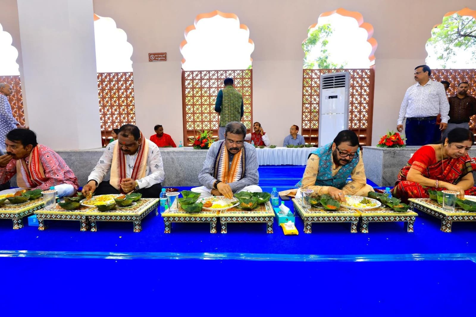 नुआखाई पर धर्मेंद्र प्रधान और सुरेश पुजारी ने चखा सरसतिया: पश्चिमी ओडिशा की खाद्य और सांस्कृतिक परंपरा की दिखी झलक
