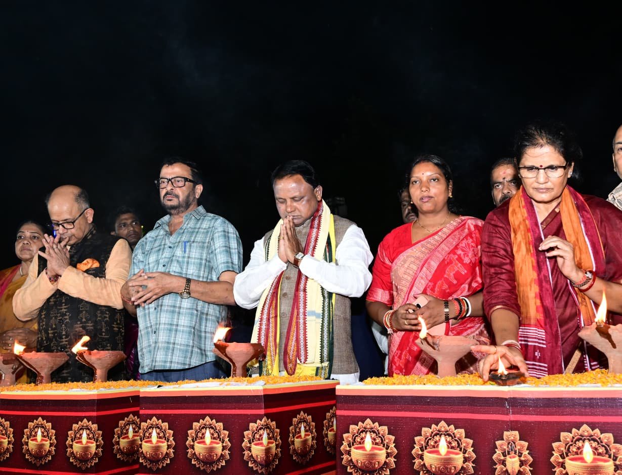 भुवनेश्वर के मुक्तेश्वर मंदिर परिसर में मुख्यमंत्री श्री मोहन चरण माझी ने ‘सेवा संकल्प अभियान’ के तहत आयोजित ‘आशीर्वाद का दीया’ कार्यक्रम में भाग लिया। इस अवसर पर मुख्यमंत्री के साथ राज्य मंत्रिमंडल के वरिष्ठ सदस्य, विधायक एवं वरिष्ठ नेतागण भी उपस्थित रहे।