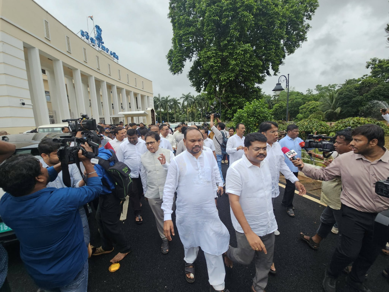 प्रश्नकाल शुरू होते ही विधानसभा में हंगामा, MMDR Amendment Act पर विरोध तेज