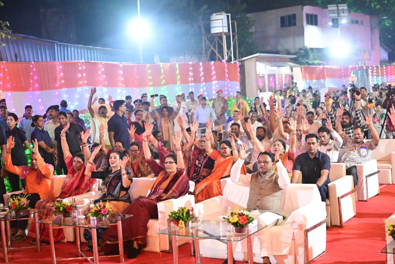 भुवनेश्वर के ऐतिहासिक मुक्तेश्वर मंदिर परिसर में धीरे-धीरे रोशनी का अद्भुत वातावरण बन रहा था। यह रोशनी किसी कृत्रिम विद्युत सजावट की नहीं, बल्कि हमारी परंपरा और संस्कृति की प्रतीक पवित्र दीपशिखाओं की थी। मंदिर परिसर में कतारों में हजारों दीप जगमगा रहे थे।