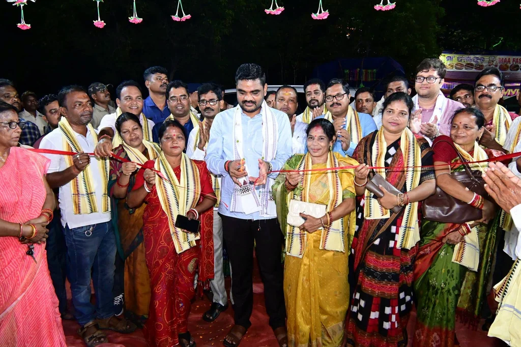 विश्वकर्मा पूजा से जगमगाया पारादीप, उद्योग मंत्री संपद चंद्र स्वाईं ने विभिन्न पूजा पंडालों का किया दौरा